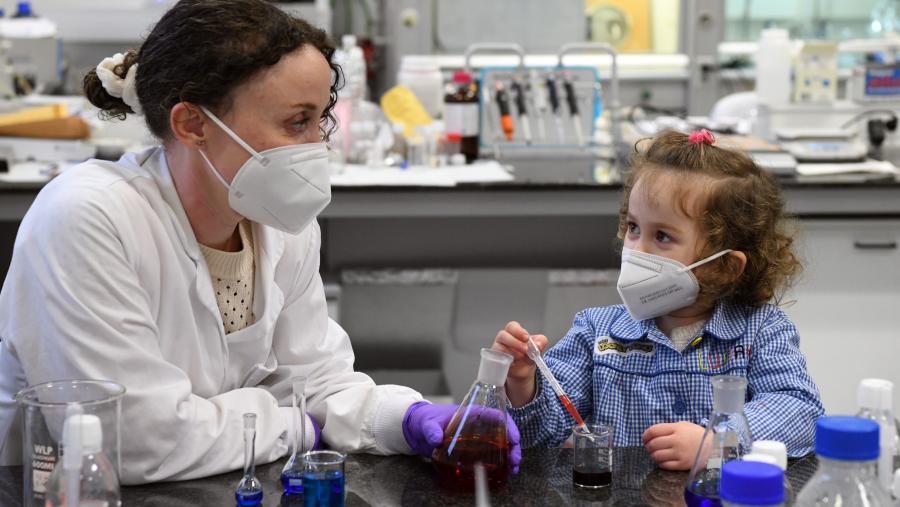 Esta xornada quere fomentar as vocacións científicas das rapazas en idades temperás. FOTO: Santi Alvite