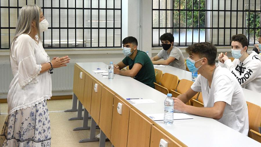 A reunión serviu para coñecer de primeira man o borrador de protocolo de seguridade da ABAU que deseña a CIUG. FOTO: Santi Alvite
