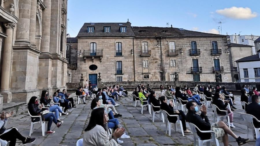 Público asistente a unha das actuacións celebradas na solaina da Casa do Saber, no adro da catedral Lugo, nunha imaxe de arquivo