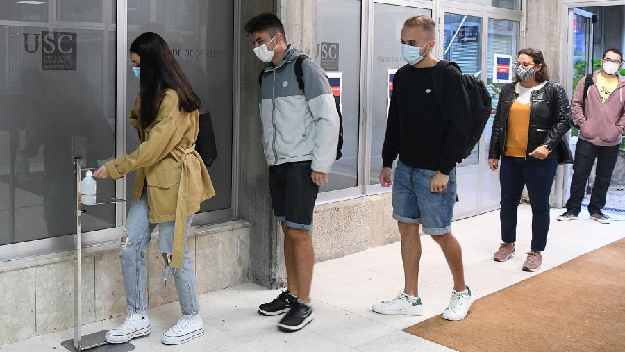 Os super-contaxiadores seguen a ser “o motor” da crise sanitaria actual, motivo polo cal o uso de máscara resulta crucial. FOTO: Santi Alvite