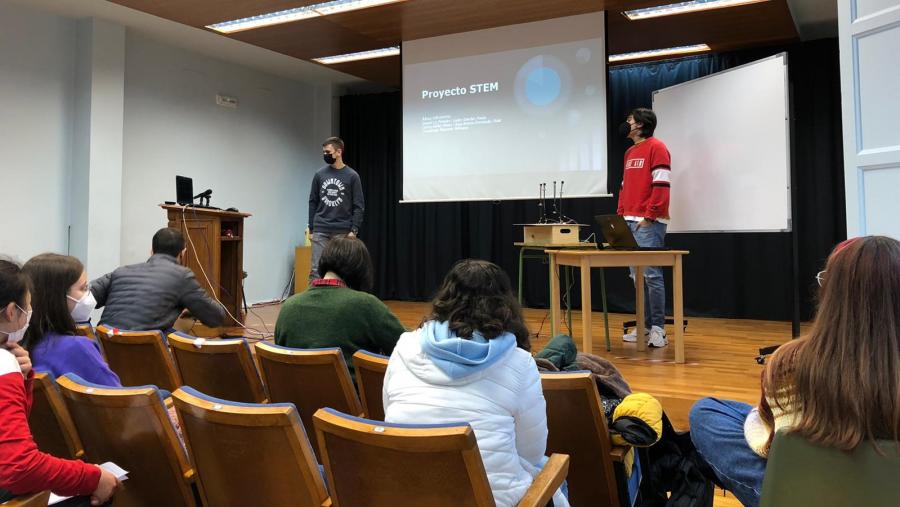 Defensa de proxectos de I+D, a cargo de alumnado de STEMbach no IES Nosa Señora dos Ollos Grandes de Lugo