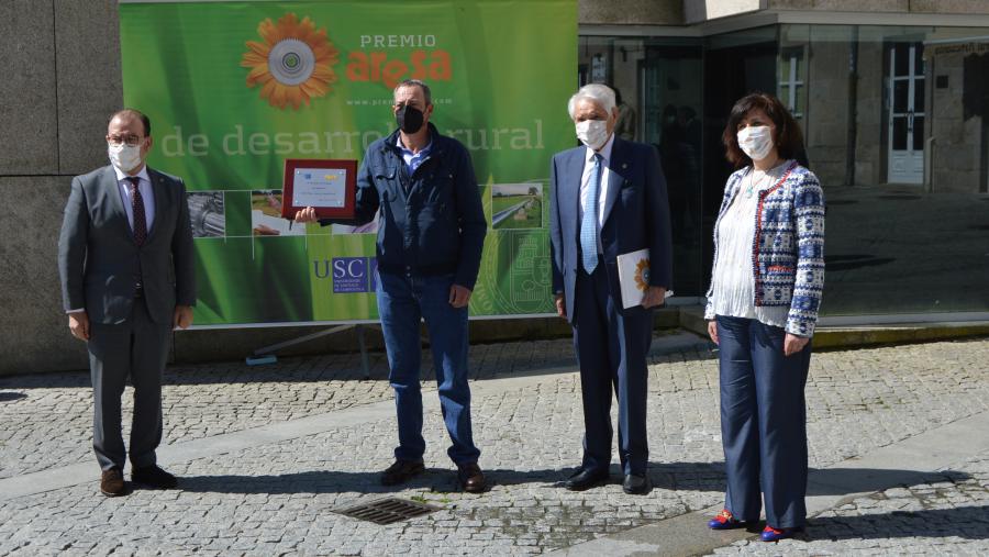 José Antonio Díaz, coa placa do XXI Premio Aresa, entre Antonio López, Álvaro Rodríguez Eiras e Montserrat Valcárcel José Antonio Díaz, coa placa do XXI Premio Aresa, entre Antonio López, Álvaro Rodríguez Eiras e Montserrat Valcárcel