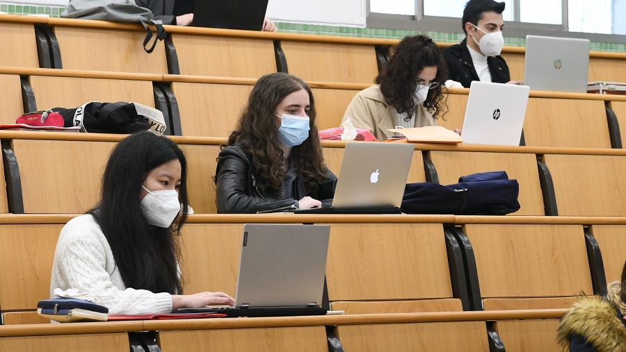 Os dous acordos permiten dispoñer de acceso de lectura a todas as revistas de ambas as dúas editoriais. FOTO: Santi Alvite