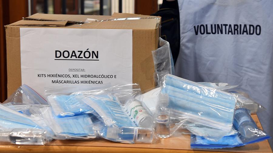 O alumnado voluntario toma parte na difusión desta campaña. FOTO: Santi Alvite O alumnado voluntario toma parte na difusión desta campaña. FOTO: Santi Alvite