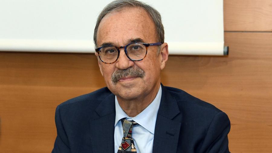 Juan Lema é profesor emérito da USC. FOTO: Santi Alvite Juan Lema é profesor emérito da USC. FOTO: Santi Alvite