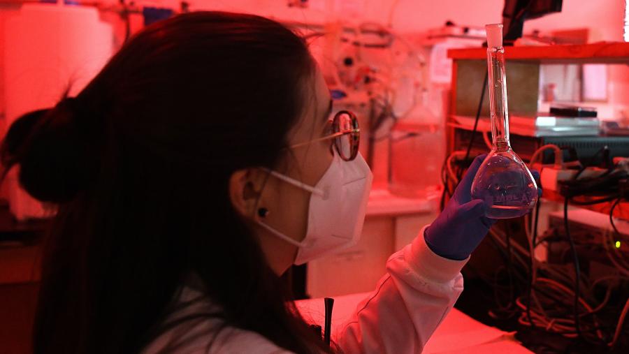 Investigadora nun laboratorio tratando fármacos fotosensibles. FOTO: Santi Alvite
