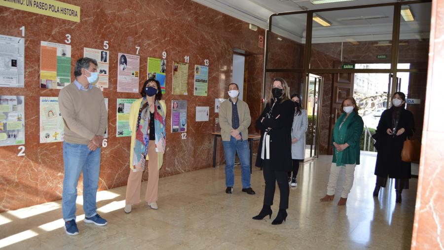 de esquerda a dereita, Santiago López, Montserrat Valcárcel, Francisco Xosé Candia, Lara Mëndez, Carmen Sarceda e alumnas, na apertura da mostra en Formación do Profesorado de esquerda a dereita, Santiago López, Montserrat Valcárcel, Francisco Xosé Candia, Lara Mëndez, Carmen Sarceda e alumnas, na apertura da mostra en Formación do Profesorado