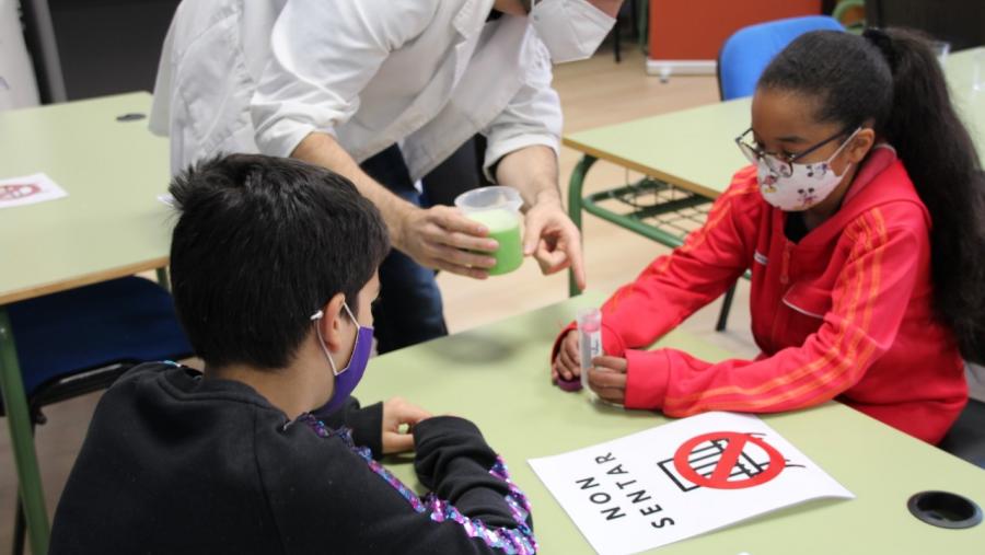 Participantes nos obradoiros de 'Ciencia no Camiño', no colexio de Paradai Participantes nos obradoiros de 'Ciencia no Camiño', no colexio de Paradai
