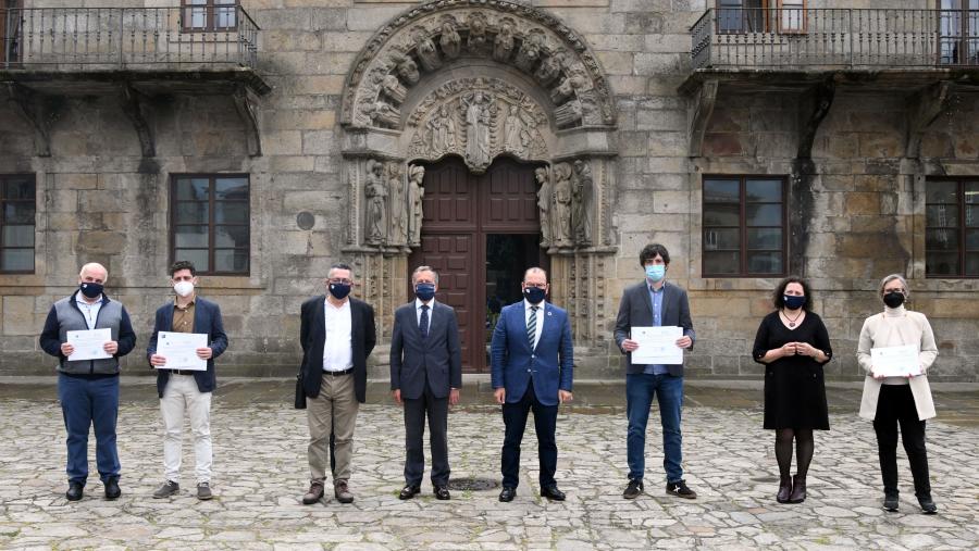 Foto de familia dos premiados. FOTO: Santi Alvite