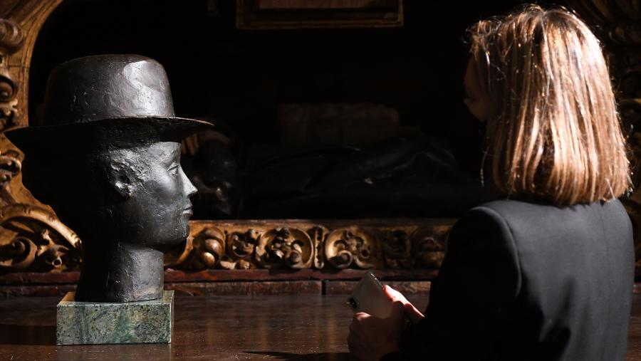 Dende  Salvador Dalí, pasando por Chillida ou Tápies, esta exposición concibida para o Xacobeo 2021-22, está composta por trinta obras que desenvolven unha narrativa en torno ao corpo. FOTO: Santi Alvite Dende  Salvador Dalí, pasando por Chillida ou Tápies, esta exposición concibida para o Xacobeo 2021-22, está composta por trinta obras que desenvolven unha narrativa en torno ao corpo. FOTO: Santi Alvite