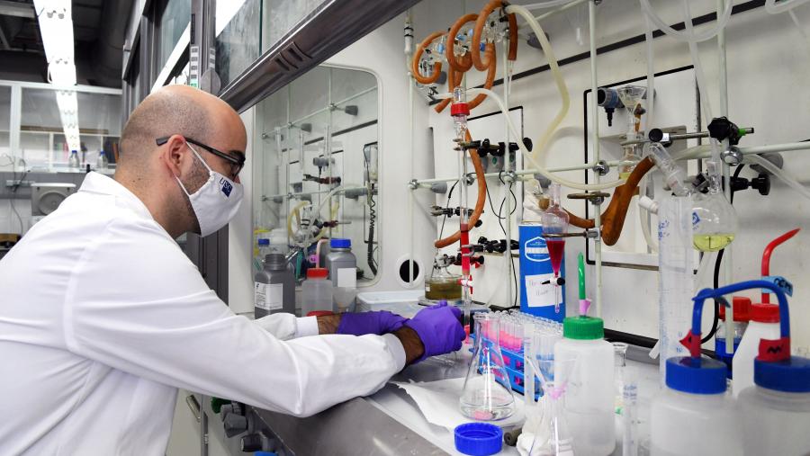 A Comisión de Normalización Lingüística da Facultade de Química da USC convocou a primeira edición deste certame para coa intención de divulgar en galego as achegas da química sostible na resolución de problemas nos ámbitos da saúde, o ambiente e a industria. FOTO: Santi Alvite A Comisión de Normalización Lingüística da Facultade de Química da USC convocou a primeira edición deste certame para coa intención de divulgar en galego as achegas da química sostible na resolución de problemas nos ámbitos da saúde, o ambiente e a industria. FOTO: Santi Alvite