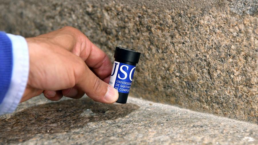 Colocación dun medidor de radon. FOTO: Santi Alvite