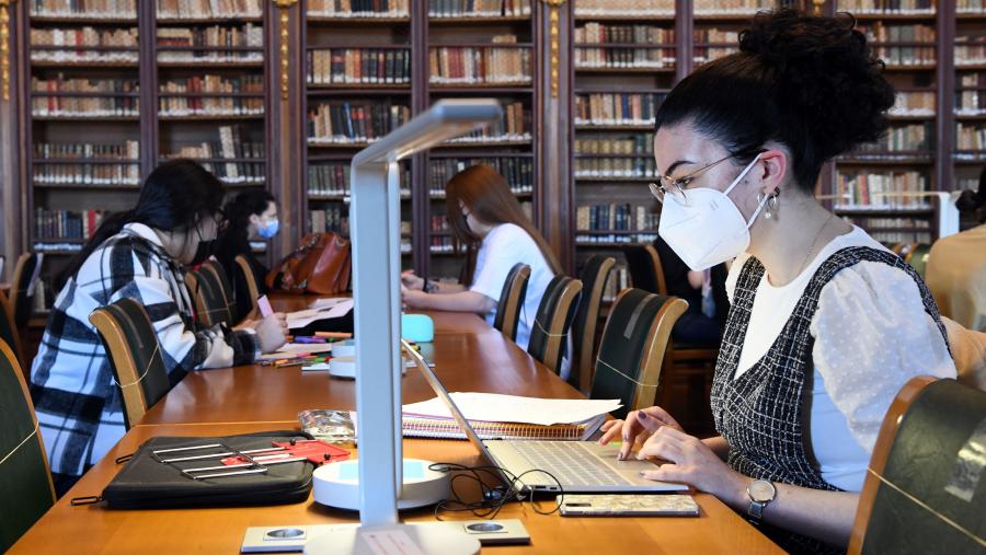 Ademais das teses de doutoramento e numerosas coleccións e monografías, o Servizo de Publicacións edita dixitalmente en acceso aberto a totalidade das revistas da USC no seu Portal Dixital de Revistas. FOTO: Santi Alvite