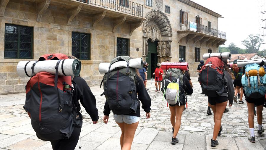 Peregrinos por diante da Reitoría