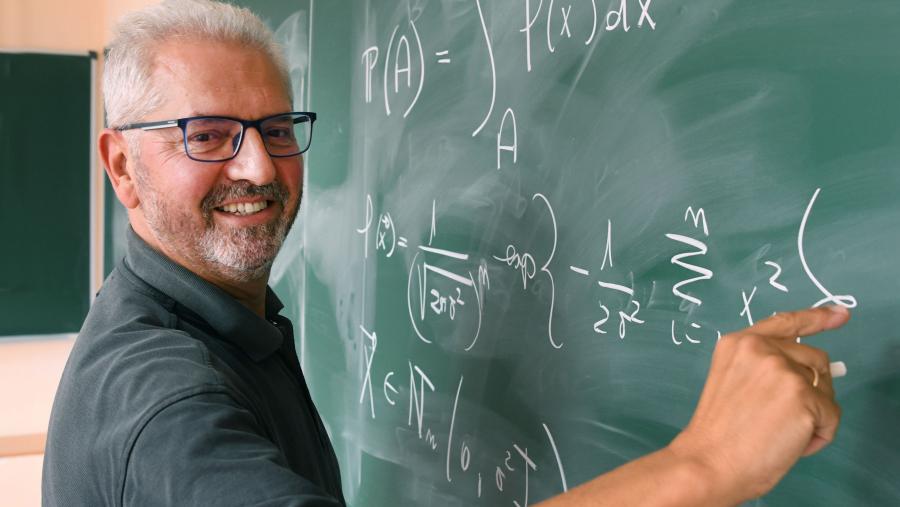 Catedrático de Estatística e Investigación Operativa, o profesor González Manteiga (Sao Paulo, 1956) acumula unha traxectoria docente de 42 anos de actividade. FOTO: Santi Alvite
