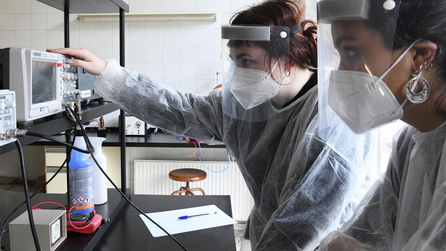 Os temas dos traballos deberán estar relacionados coa Física, especialmente cos ámbitos de traballo do IGFAE. Foto: Santi Alvite Alumnas de electrodinámica física