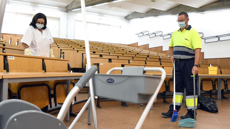 Traballadores do Servizo de Limpeza desenvolvendo a súa actividade nunha aula da USC. FOTO: Santi Alvite