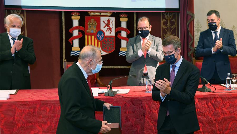 Javier Solana recolleu o galardón no Paraninfo. FOTO: Santi Alvite