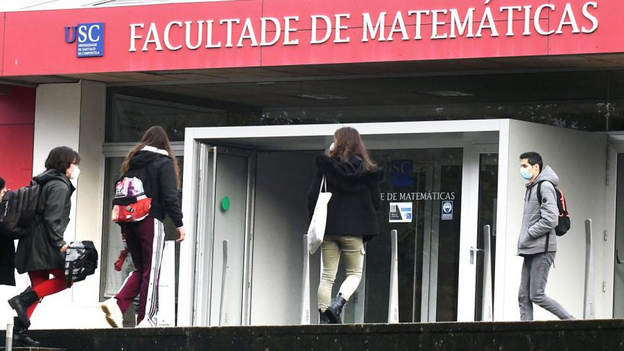Entrada da Facultade de Matemáticas. Foto: Santi Alvite
