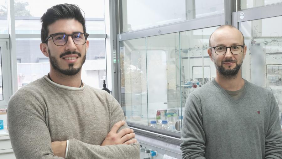 Ignacio Insua (esquerda) e Javier Montenegro (dereita) no seu laboratoio do CiQUS