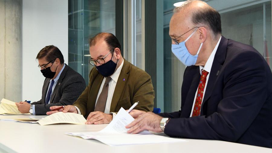 De esquerda a dereita, os reitores Julio E. Abalde (UDC), Antonio López (USC) e Manuel Joaquín Reigosa (UVIGO). Foto: Santi Alvite