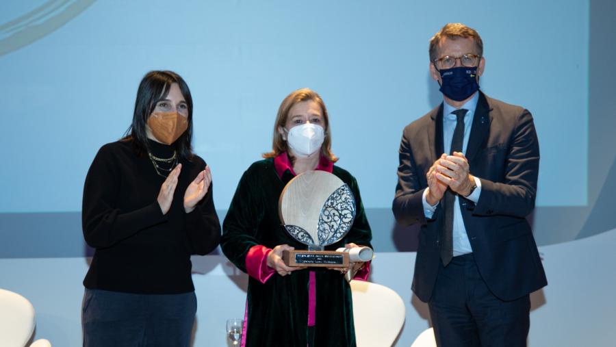 De esquerda a dereita, María Jesús Lorenzana, Victoria Lareu e Alberto Núñez Feijóo. FOTO: Xunta