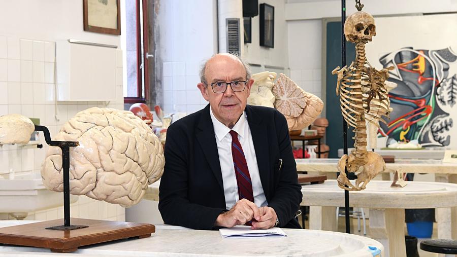 O catedrático da Área de Cirurxía Julián Álvarez Escudero foi reelixido en setembro de 2021 como decano desta Facultade. FOTO: Santi Alvite