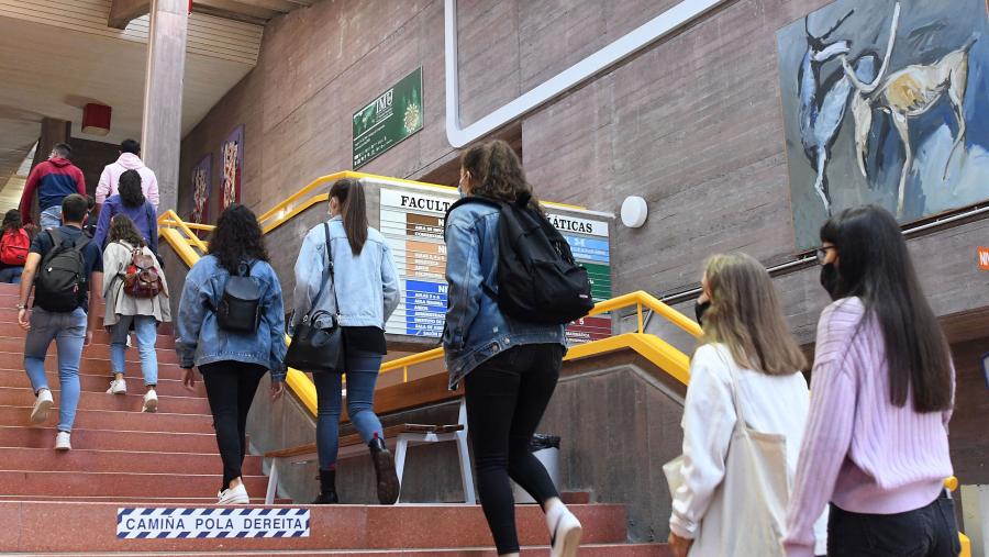 A USC conta na actualidade cun total de 50 programas de mestrado agrupados en cinco áreas de coñecemento nos que están matriculados no presente curso académico 1.008 persoas, das que 198 son de procedencia internacional. FOTO: Santi Alvite