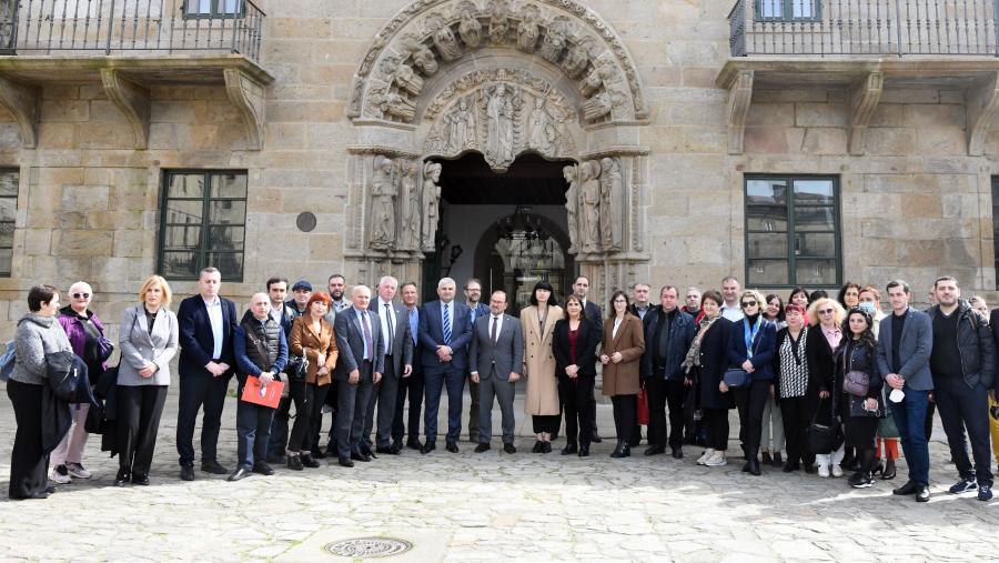 Foto de familia dos socios e socias do proxecto. FOTO: Santi Alvite