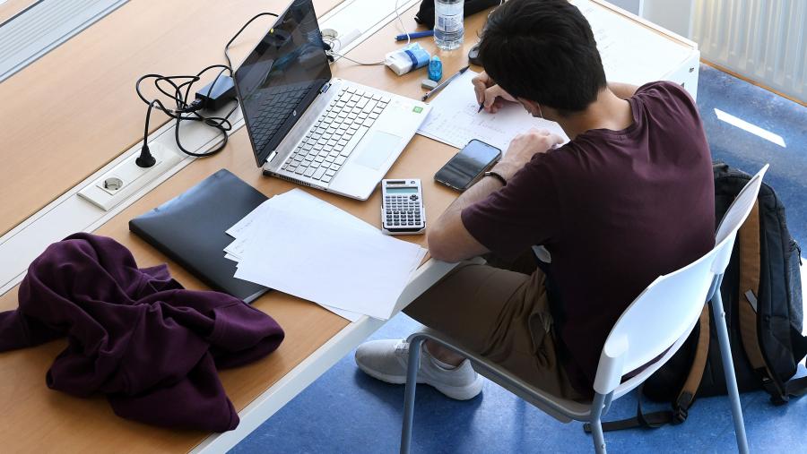 Poderá acceder a estes estudos o alumnado alleo ao EEES que teña un título homologado a un título universitario oficial español. FOTO: Santi Alvite