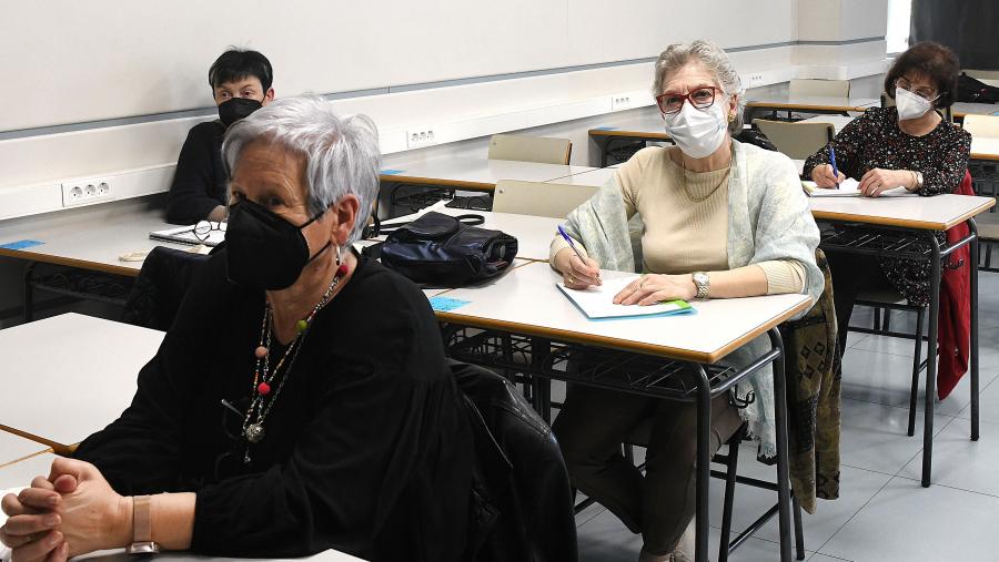 A Universidade, no seu compromiso social, está obrigada a ofrecer a posibilidade de impartir unha "formación permanente" ás persoas maiores que o soliciten. FOTO: Santi Alvite
