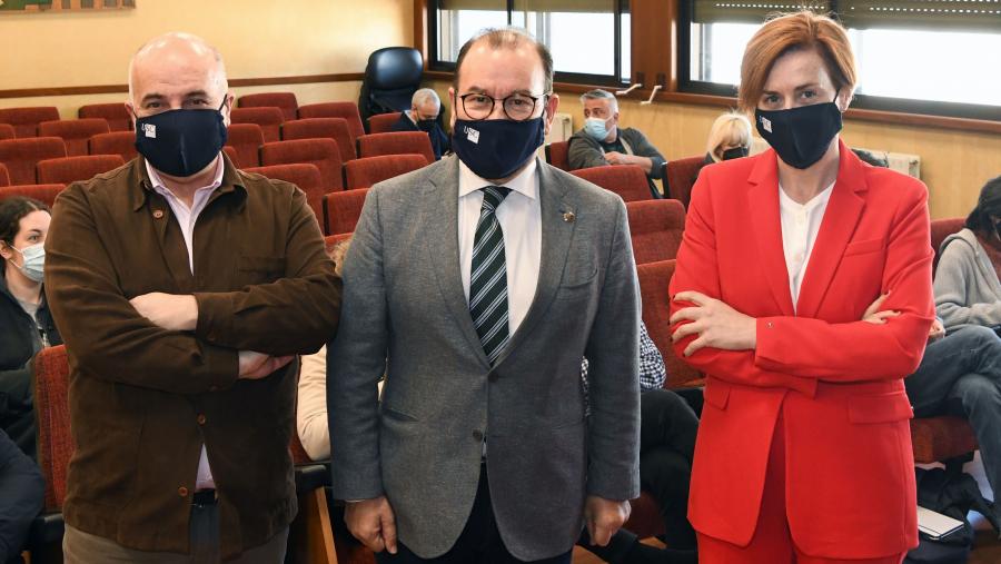 De esquerda a dereita, Xoán Ramón Doldán, Antonio López e Pilar Murias. FOTO: Santi Alvite