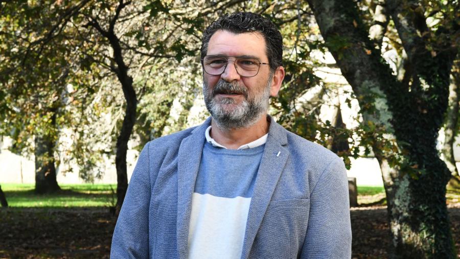 O catedrático da USC Jesús López Romalde centra a súa actividade investigadora na microbioloxía de organismos acuáticos e a viroloxía ambiental. FOTO: Santi Alvite