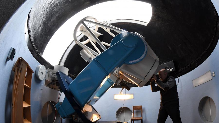 En Galicia, a fase total comezará ás 05.29 e rematará ás 06.53, en tanto que a fase parcial comezará ás 04.28, sendo ás 07.53 cando “o noso satélite abandonará o cono de sombra”, explica o director do Observatorio Astronómico Ramón María Aller da USC, José Ángel Docobo. FOTO: Santi Alvite