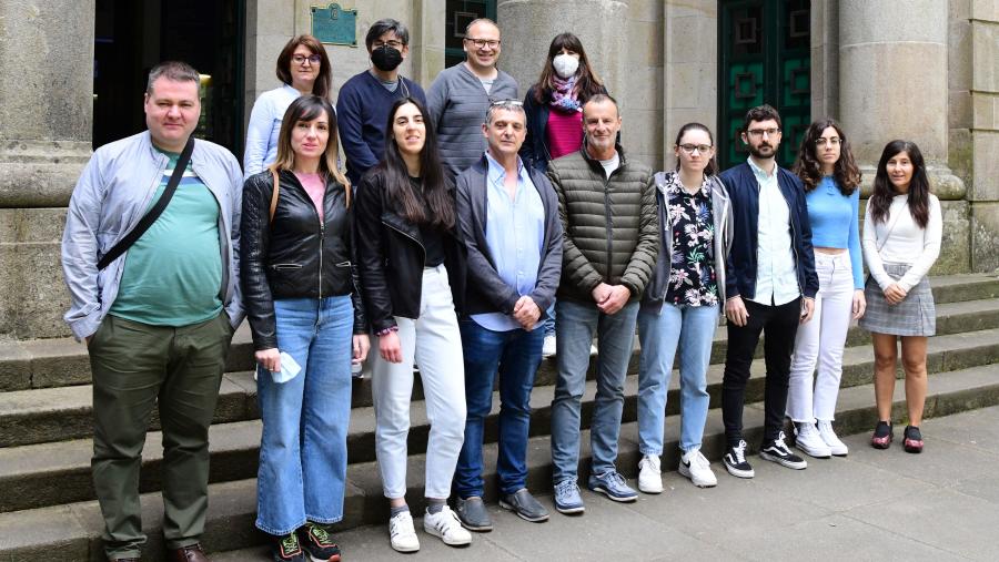 Integrantes dos equipos gañadores do concurso na compaña de membros da Comisión de Normalización Lingüística da Facultade, do SNL da USC, e da totalidade do equipo decanal do centro. Foto: Santi Alvite Integrantes dos equipos gañadores do concurso na compaña de membros da Comisión de Normalización Lingüística da Facultade, do SNL da USC, e da totalidade do equipo decanal do centro. Foto: Santi Alvite