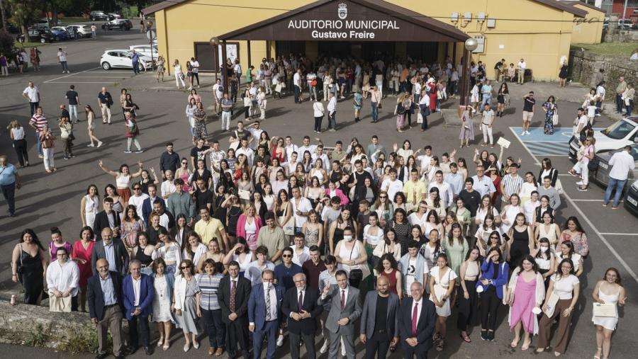 O reitor da USC, xunto con responsables académicos e políticos, e alumnado de FP