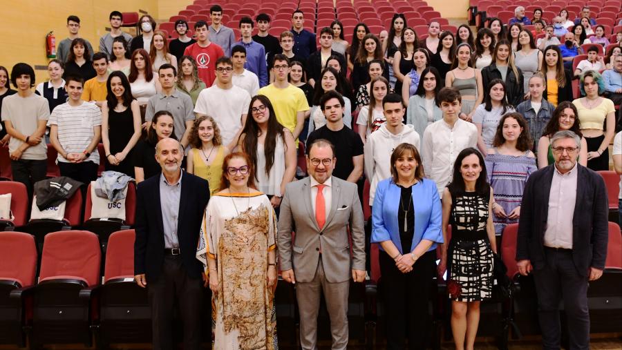 O reitor entregou os diplomas a case un cento de mozos e mozas. FOTO: Santi Alvite