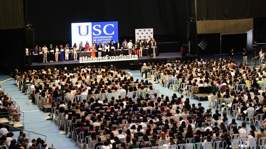 O Multiusos Fontes do Sar acolleu o acto de recoñecemento da USC ás e aos estudantes con mellores expedientes nas ABAU. FOTO: Santi Alvite