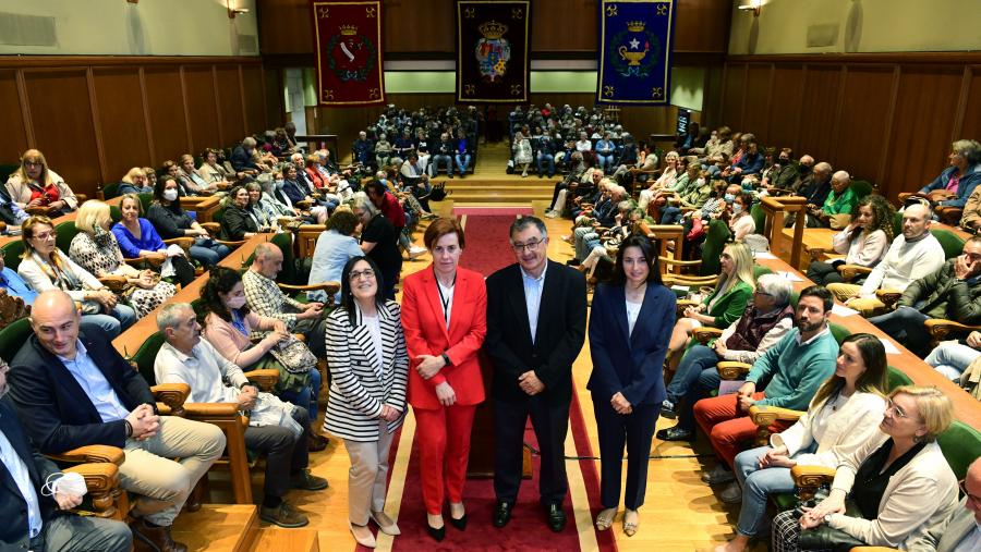 A vicerreitora de Estudantes e Cultura, Pilar Murias Fernández, presidiu a sesión na que tamén interviñeron a directora do IV Ciclo da USC, Esther Olveira; o subdirector xeral de Planificación, Sistemas de Información, Calidade, Humanización e Innovación, Javier Ventosa Rial; e a investigadora postdoutoral ‘Margarita Salas’ USC-UCM, Laura Touriñán Morandeira, encargada de pronunciar a lección maxistral. FOTO: Santi Alvite