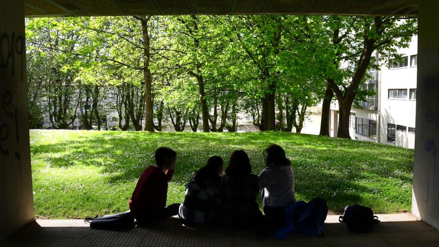 Poderán presentarse estudos sobre o impacto do acoso, as agresións e os abusos sexuais no ámbito universitario. Imaxe de arquivo de alumnado na USC. FOTO: Santi Alvite