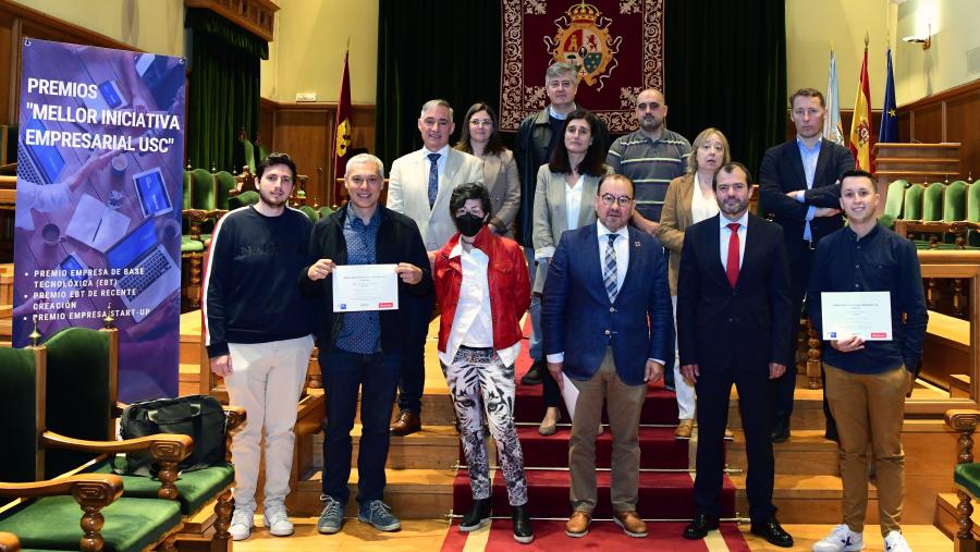 Foto de familia do reitor coas persoas premiadas e autoridades. FOTO: Santi Alvite