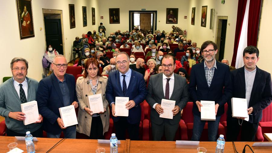 De esquerda a dereita, o responsable de publicacións do Consorcio, Juan Conde; o responsable do Servizo de Publicacións e Intercambio Científico da USC, Juan Blanco; Belén Hernández, xerenta do Consorcio; o alcalde e presidente do Consorcio de Santiago, Xosé A. Sánchez Bugallo; o reitor Antonio López; Arturo Iglesias Ortega, autor da obra; e Francisco Buide del Real, cóengo arquiveiro-bibliotecario da catedral. FOTO: Santi Alvite