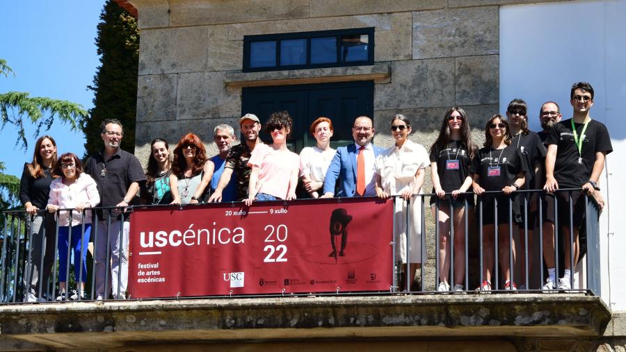 Antonio López visitou a terraza do Auditorio da USC onde se desenvolven parte das actuacións, xunto á vicerreitora de Estudantes e Cultura, Pilar Murias. Tamén estivo presente Mercedes Rosón, concelleira responsable de Urbanismo, Vivenda, Cidade Histórica, Acción Cultural e Igualdade. FOTO: Santi Alvite
