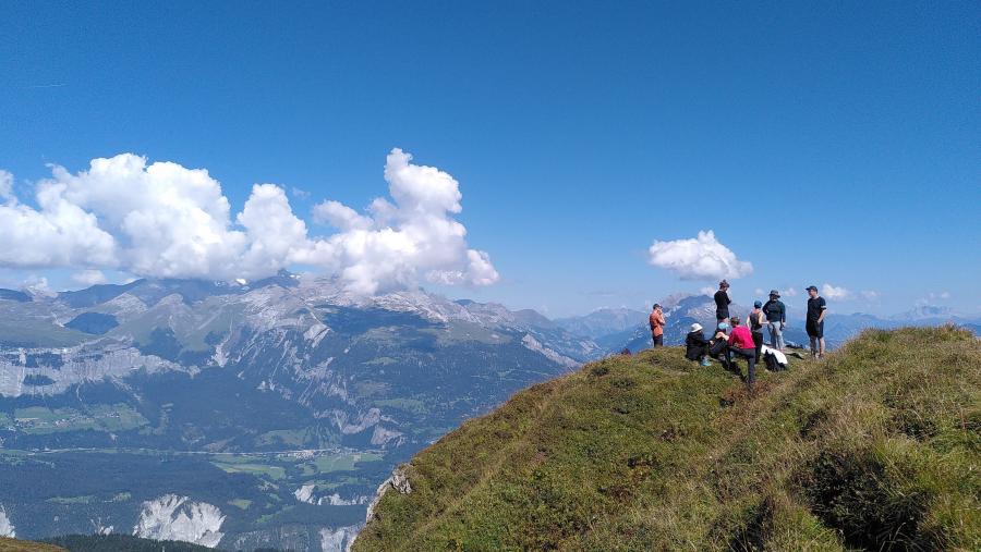 A agrobiodiversidade inclúe a diversidade de cultivos e especies e variedades gandeiras, a diversidade de sistemas de produción e abastecemento de alimentos, así como as diferentes prácticas e intensidades agrícolas e a biodiversidade que apoia indirectamente a agricultura mediante a provisión de servizos ecosistémicos