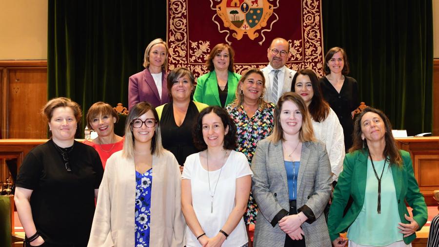 Foto de familia de autoridades e premiadas. FOTO: Santi Alvite