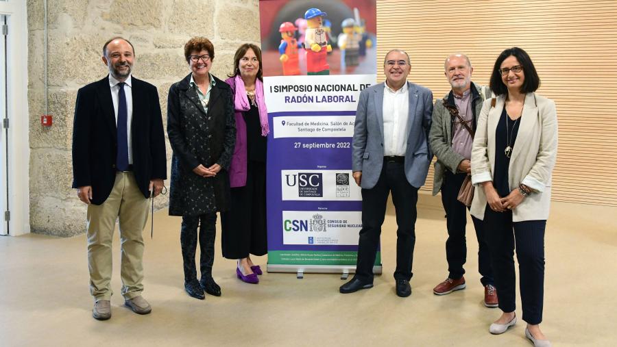 O profesor Ruano, primeiro pola esquerda, na inauguración do foro. FOTO: Santi Alvite