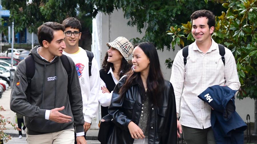 O índice de satisfacción do alumnado estranxeiro na USC é moi elevado, xa que o 90% afirma que repetiría a súa experiencia na institución, segundo un estudo realizado polo antigo Servizo de Relacións Exteriores. Alumnado paseando polo campus. FOTO: Santi Alvite