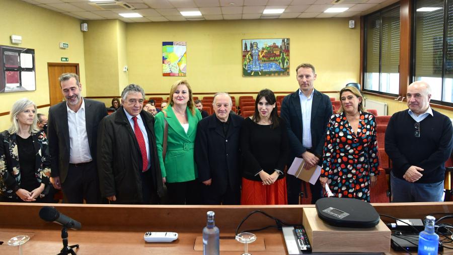 Homenaxe ao profesor Manuel Botana na celebración do vixésimo aniversario deste centro de estudos e investigación. FOTO: Santi Alvite