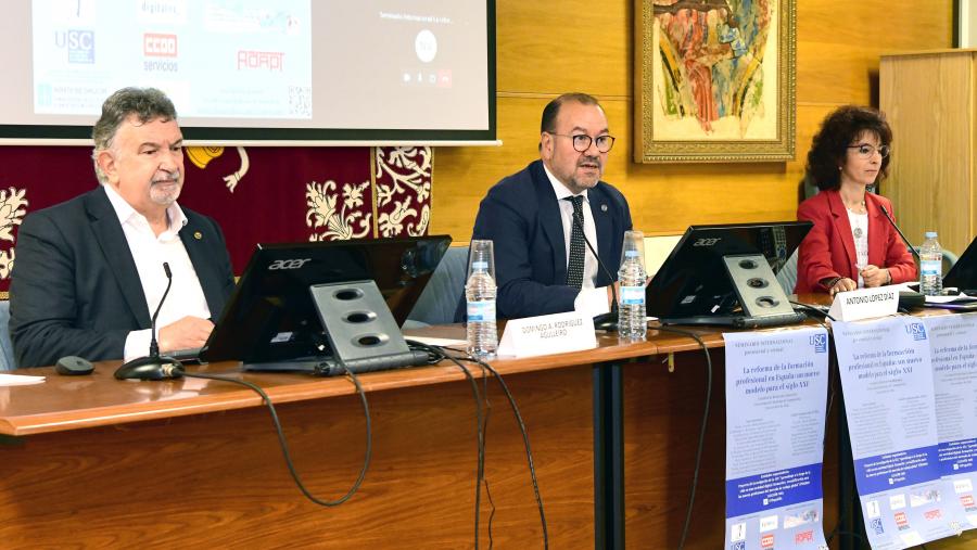 A Facultade de Relacións Laborais acolleu o acto de apertura presidido polo reitor Antonio López e que contou coas intervencións de Lourdes Mella Méndez, catedrática de Dereito do Traballo e investigadora principal do proxecto, e de Domingo A. Rodríguez Agulleiro, subdirector xeral de Ordenación e Innovación da Formación Profesional do Ministerio de Educación e Formación Profesional. FOTO: Santi Alvite A Facultade de Relacións Laborais acolleu o acto de apertura presidido polo reitor Antonio López e que contou coas intervencións de Lourdes Mella Méndez, catedrática de Dereito do Traballo e investigadora principal do proxecto, e de Domingo A. Rodríguez Agulleiro, subdirector xeral de Ordenación e Innovación da Formación Profesional do Ministerio de Educación e Formación Profesional. FOTO: Santi Alvite