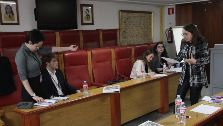 O debate competitivo en formato BP (Parlamento Británico, polas súas siglas en inglés) consiste no enfrontamento de catro equipos de dous. FOTO: Facebook Club Debate Compostela O debate competitivo en formato BP (Parlamento Británico, polas súas siglas en inglés) consiste no enfrontamento de catro equipos de dous. FOTO: Facebook Club Debate Compostela